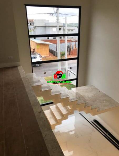 Casa à venda com 3 quartos, 235m² - Foto 1