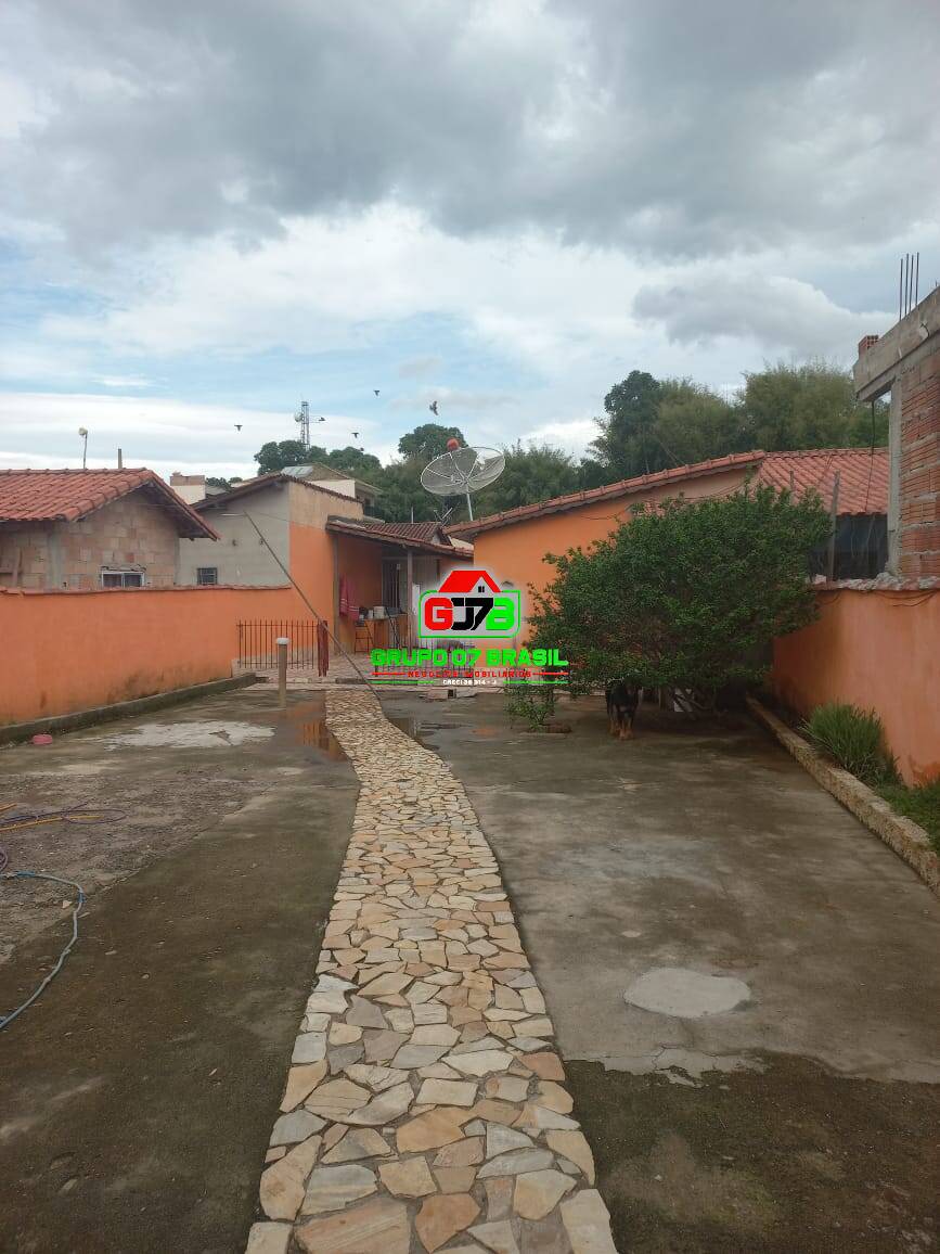 Casa à venda com 2 quartos, 100m² - Foto 1